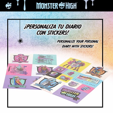 Niña sonriendo mientras dibuja con su set de arte Monster High, estimulando la creatividad