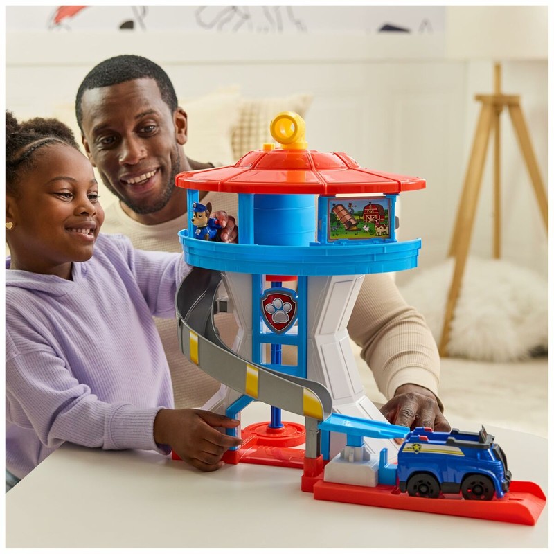Niño jugando con bloques de construcción Paw Patrol