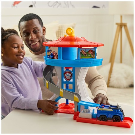 Niño jugando con bloques de construcción Paw Patrol