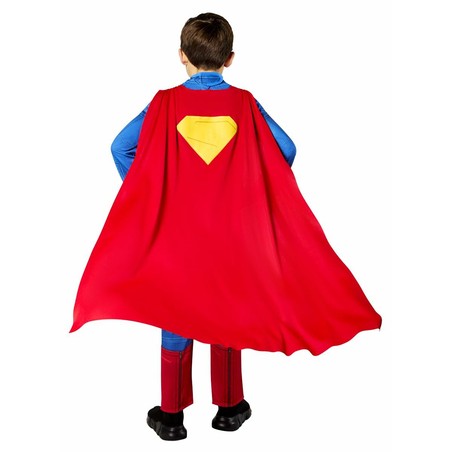 Detalle del logo de Superman en el disfraz superhéroe niño, símbolo de valentía.