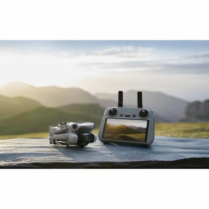 Dron Dji Mini 4 Pro RC 2 en vuelo, como un coche teledirigido aéreo