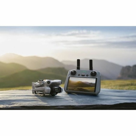 Dron Dji Mini 4 Pro RC 2 en vuelo, como un coche teledirigido aéreo