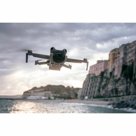 Detalle del Dron Dji Mini 4 Pro RC 2 plegado, listo para tu pista coches personal en el cielo