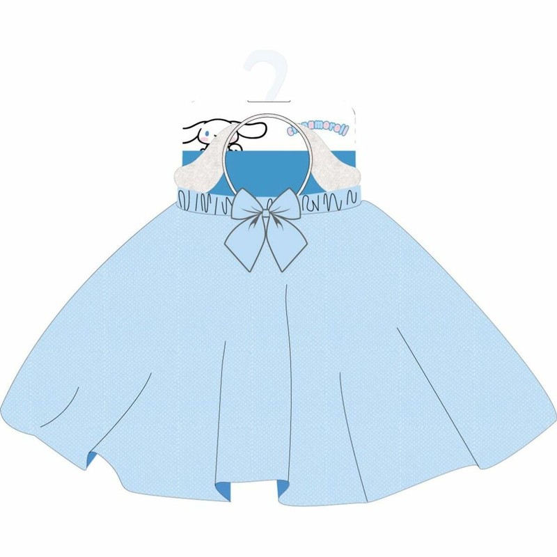 Detalle de falda azul de Hello Kitty con accesorios de disfraz, suave y cómoda.