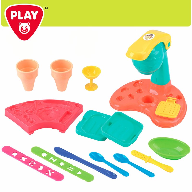 Niño jugando con el kit manualidades infantil PlayGo, haciendo helados.