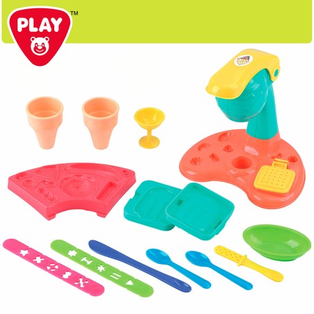 Niño jugando con el kit manualidades infantil PlayGo, haciendo helados.