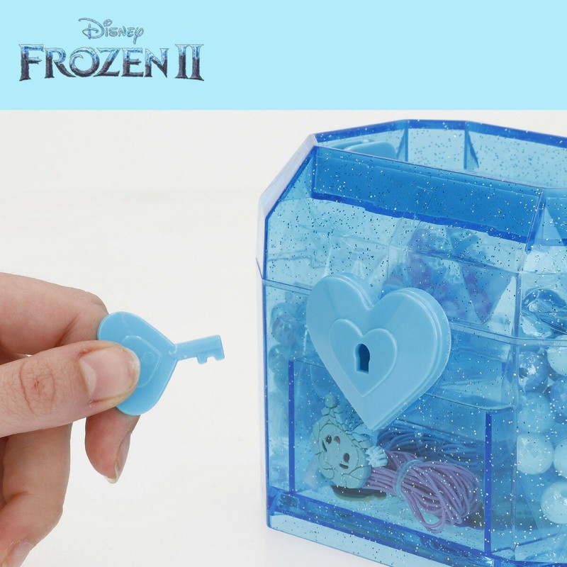 Niña creando pulseras Frozen con cuentas y figuras