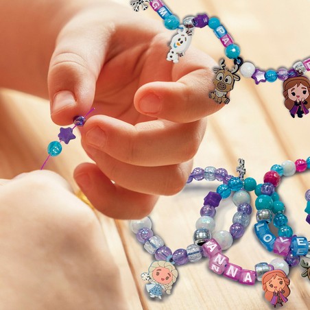 Detalle de cuentas y figuritas de Elsa y Anna para manualidades