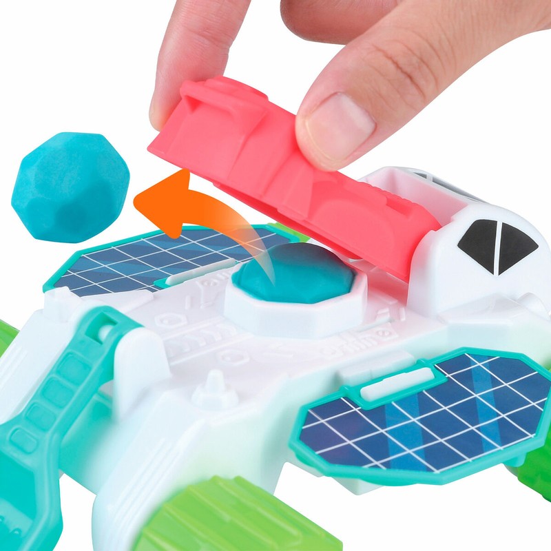 Niños jugando con arcilla modelar y herramientas espaciales