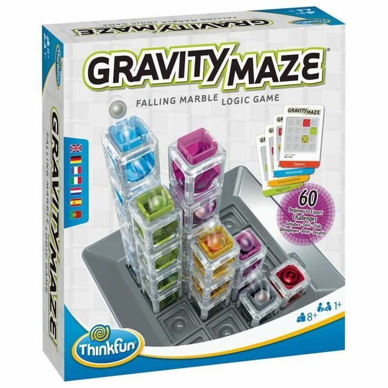 Niño concentrado jugando al juego de habilidad Gravity Maze