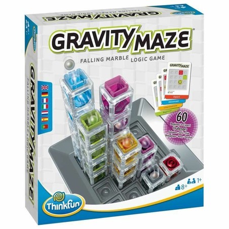 Niño concentrado jugando al juego de habilidad Gravity Maze