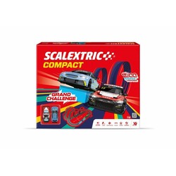 Coches juguete niños en pista Scalextric, listos para la carrera