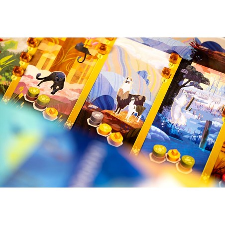 Detalle del tablero y piezas del juego mesa Asmodee